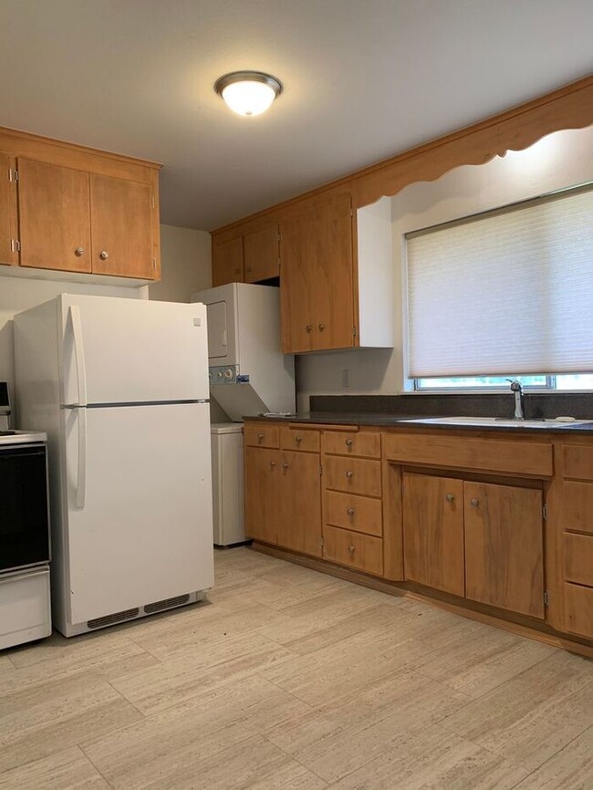 Building Photo - Updated 2 bedroom duplex near PLU!