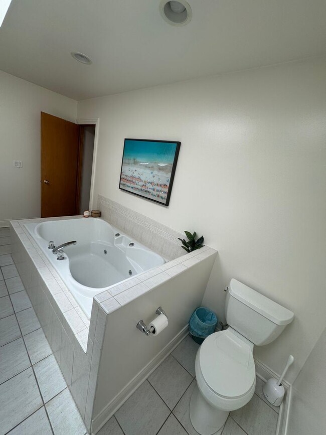 Building Photo - 4 Bedroom, 3 Bathroom Impressive Lincoln P...