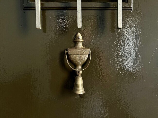 Building Photo - 145 N Sycamore Ave