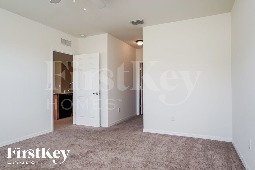 Building Photo - 1110 NW 24th Pl