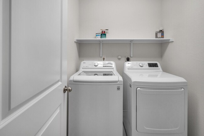 Building Photo - 418 Sabine River