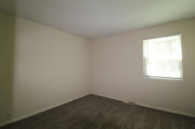 Building Photo - 2 Bedroom 1 Bath Duplex in the Westport Area