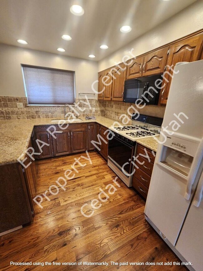 Building Photo - 921 N 400 W