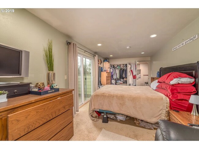 Building Photo - Charming 4-Bedroom Home Near UO Campus – Spacious, & Well-Maintained