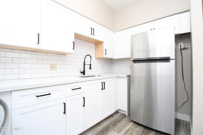 Building Photo - 2807 E Paradise Ln