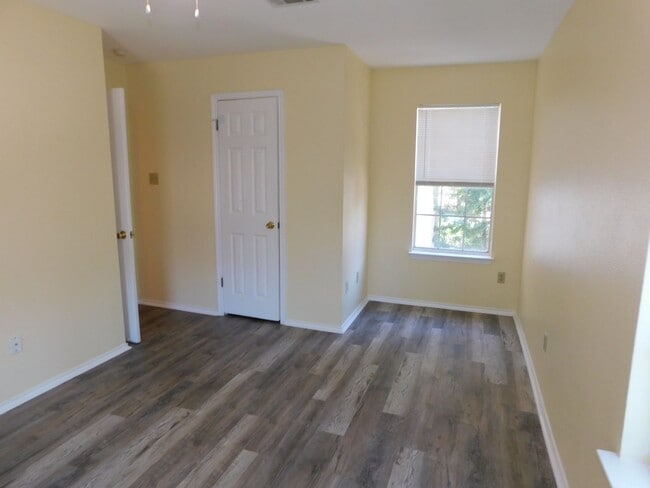 Building Photo - 2211 Katy Ln