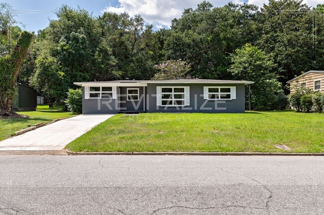 Primary Photo - Charming 3-Bedroom Home with Unique Dual E...