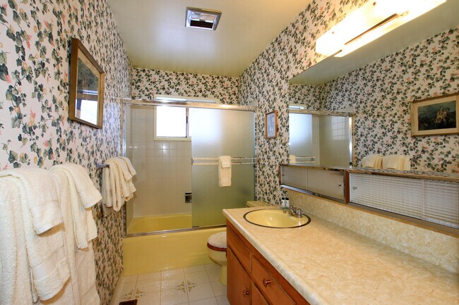 Building Photo - 865 Stanford Ave