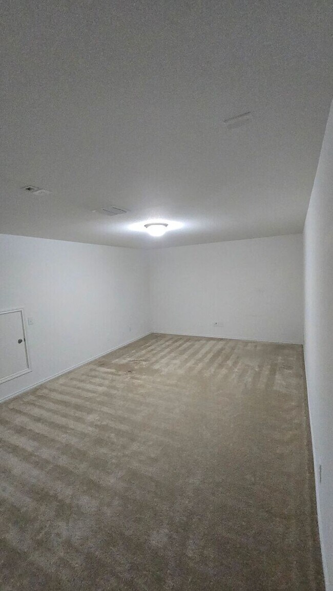 Building Photo - Move-In Special: $500 Off on 2nd Month’s R...