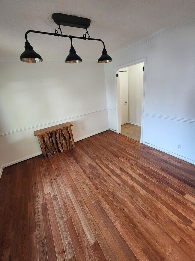 Building Photo - 4 Bedroom Home in Sought Out Neighborhood ...