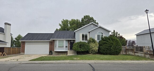 Building Photo - 2343 Sunset Dr