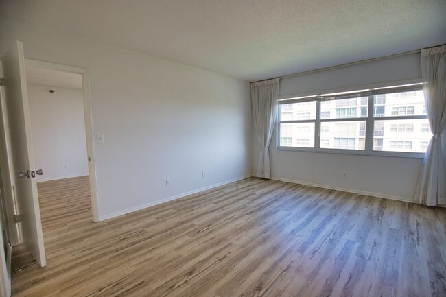 Building Photo - Annual Unfurnished Venice Island Condo – Costa Brava