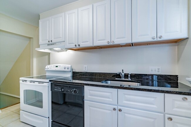 Building Photo - Beautifully Maintained 3 Levels, 2 Bedroom...