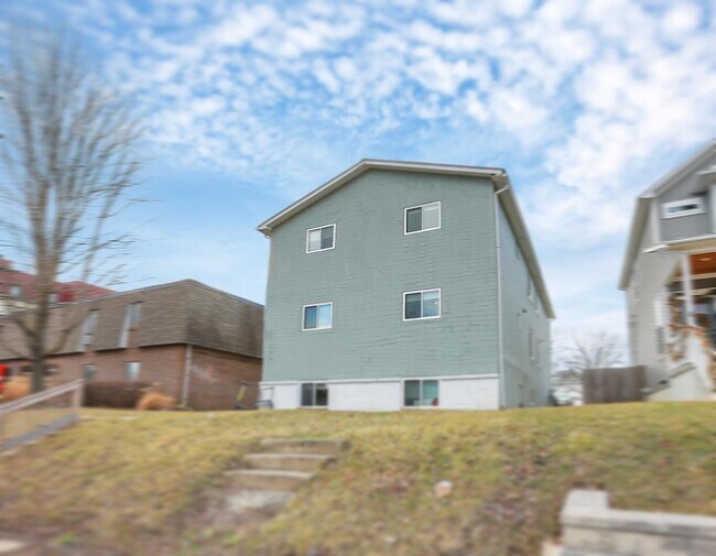 Building Photo - 1235 Summit St