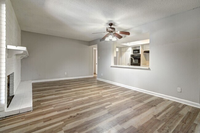 Building Photo - 5 Bed/3 Bath With Pool Backing the 60