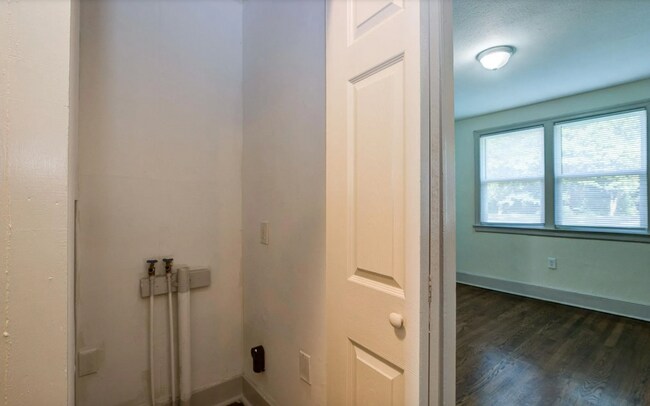 Building Photo - Beautifully renovated ranch bungalow locat...