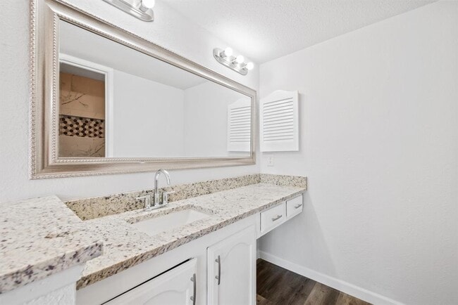 Building Photo - 2215 Overbrook Dr