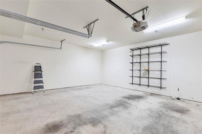 Building Photo - 604 N Bluff Dr