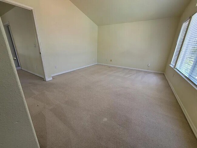 Building Photo - Spacious 4 Bed 3 Bath Home with a Pool!