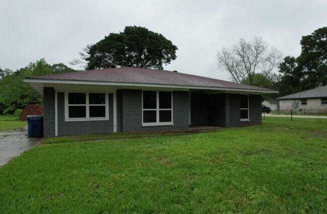 Building Photo - Splendora  Beauty on 2 Acres