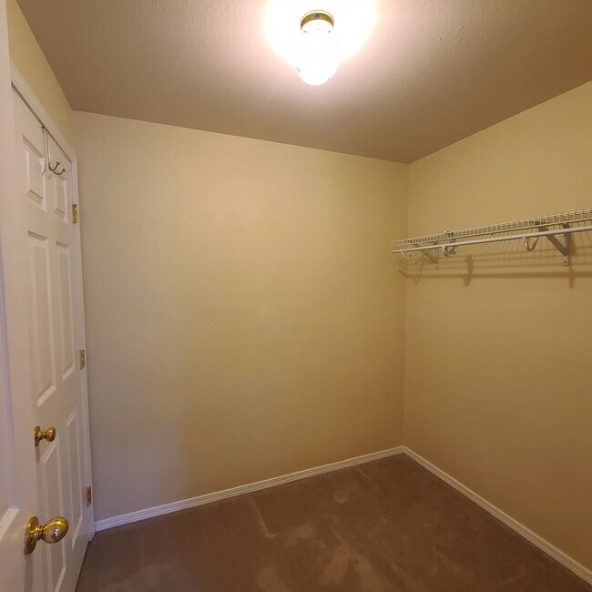 Building Photo - Beautiful home in Briargate Fairfax - D20 - ready to move in NOW!