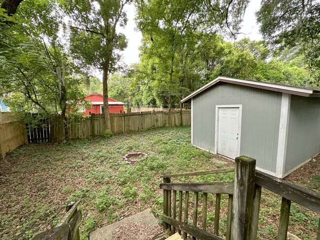 Building Photo - Lovely 3 Bedroom 2 Bathroom House