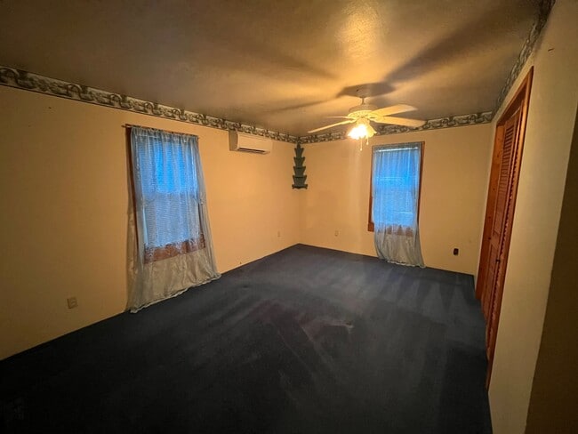 Building Photo - 503 N Pecan St