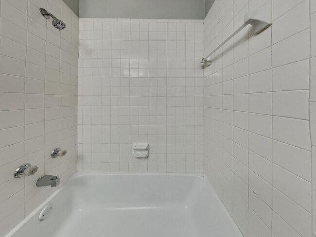 Building Photo - Charming 3BR Home for Rent in Hillside Heights, Dallas TX | Vaulted Ceilings | 2-Car Garage | Pet...