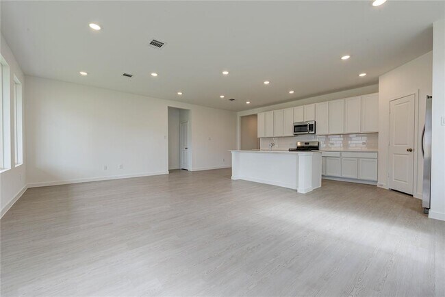 Building Photo - 400 Robin Ct