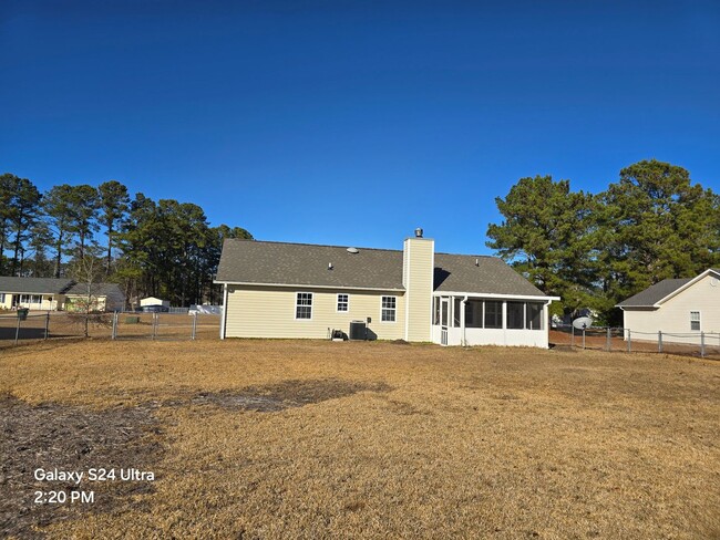 Building Photo - Cute 3 bedroom, 2 bath house with one car ...