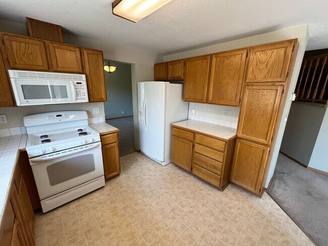 Building Photo - Large 3 Bed/2.5 Bath Located in Providence Neighborhood