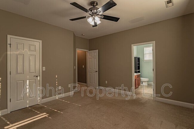 Building Photo - 135 Raven Hill Way