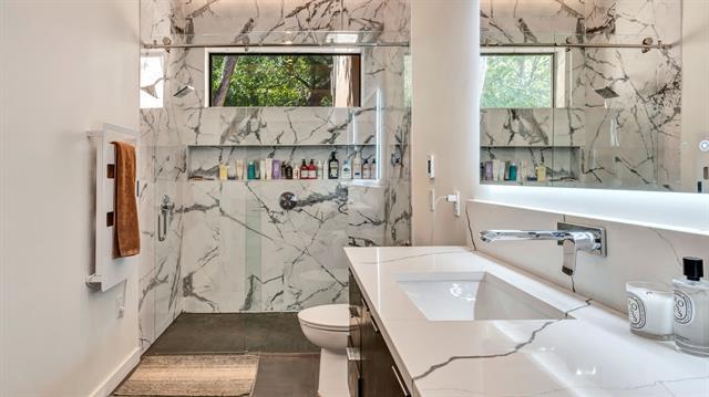 Building Photo - 8635 San Leandro Dr