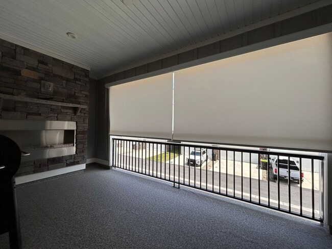 Building Photo - Spacious 4-Bedroom Townhome with Garage & ...