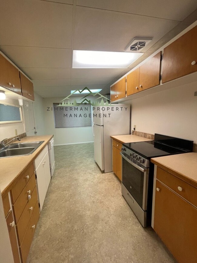 Building Photo - Quiet Friendly Street Neighborhood 3bd/1ba House