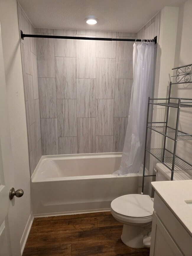Building Photo - Brand New 3/2/2 furnished close to I75 to commute to Tampa or Ocala.