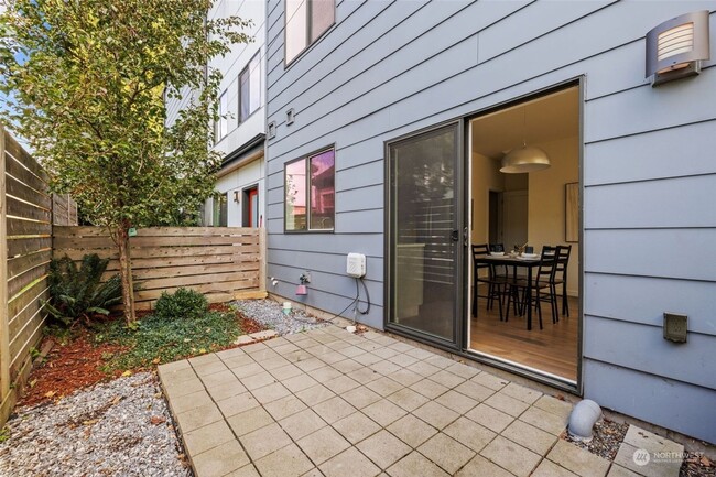 Building Photo - Modern and Sleek 3 Bed Townhome in Heart o...