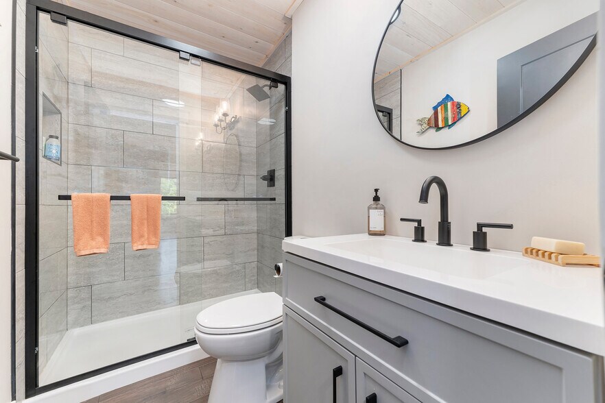 Guest bathroom - 8481 Blackman Rd