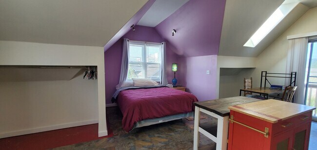 Building Photo - Charming Over-the-Garage Studio Apartment