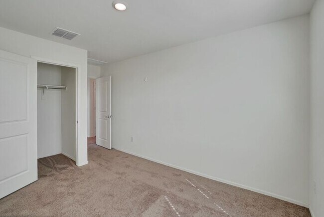 Building Photo - 4051 E Braddock Dr