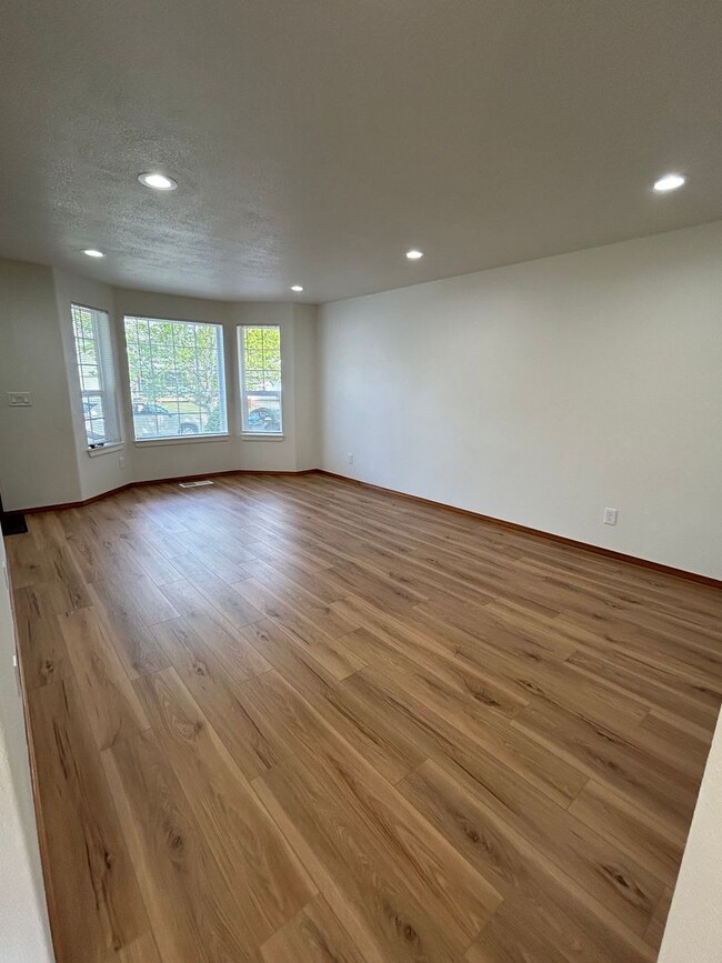 Building Photo - Newly Remodeled 4B/2.5Ba in East Vancouver!