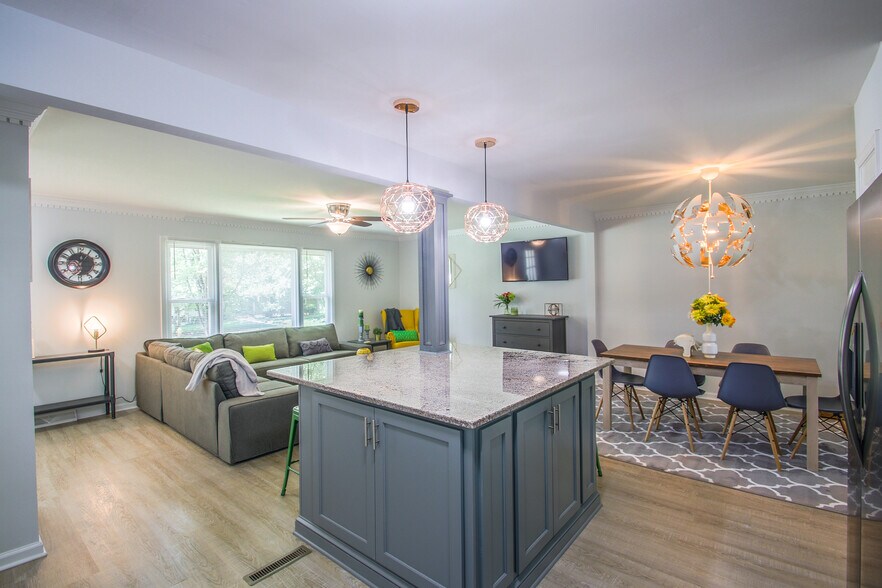 Open kitchen - 8800 Nightingale Ln