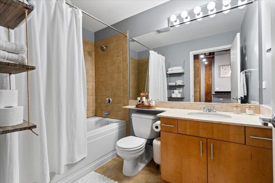 Building Photo - 1040 W Adams St