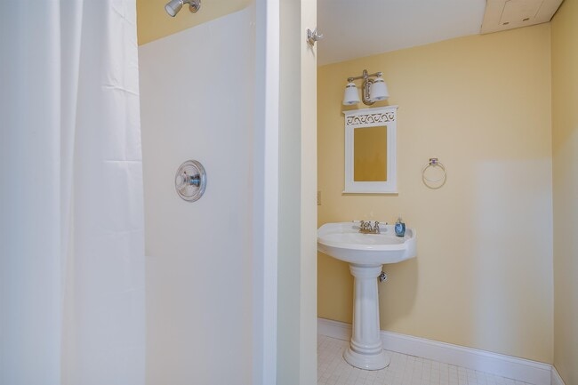 Building Photo - 13 Bear Hill Rd