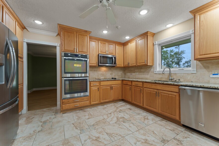 Building Photo - 601 Rue Cannes