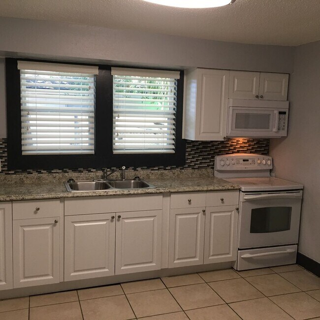 Building Photo - Remodeled 3-Bedroom Ranch Home Near UT and...