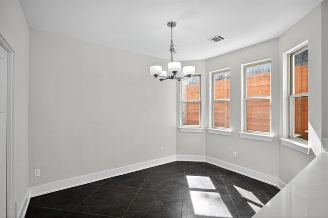 Building Photo - 10624 Lake Park Dr