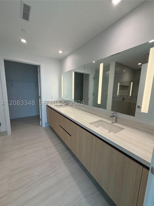 Building Photo - 2411 Laguna Cir