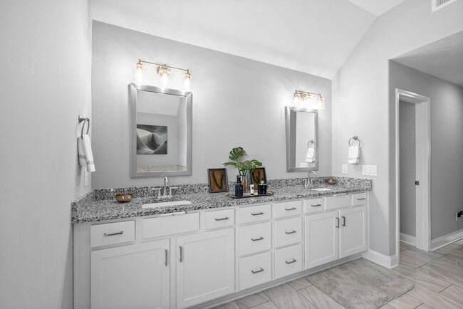 Building Photo - Modern 6-Bedroom Home with Open Layout & S...