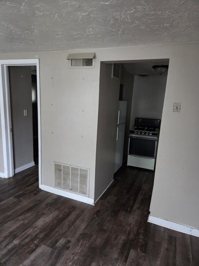 Building Photo - 623 S Prairie Ave